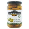 Grüne Oliven mit Kern, typisch italienische Antipasti servieren