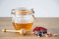 Kilner Honigglas mit Löffel aus Holz - Bienenstock Design