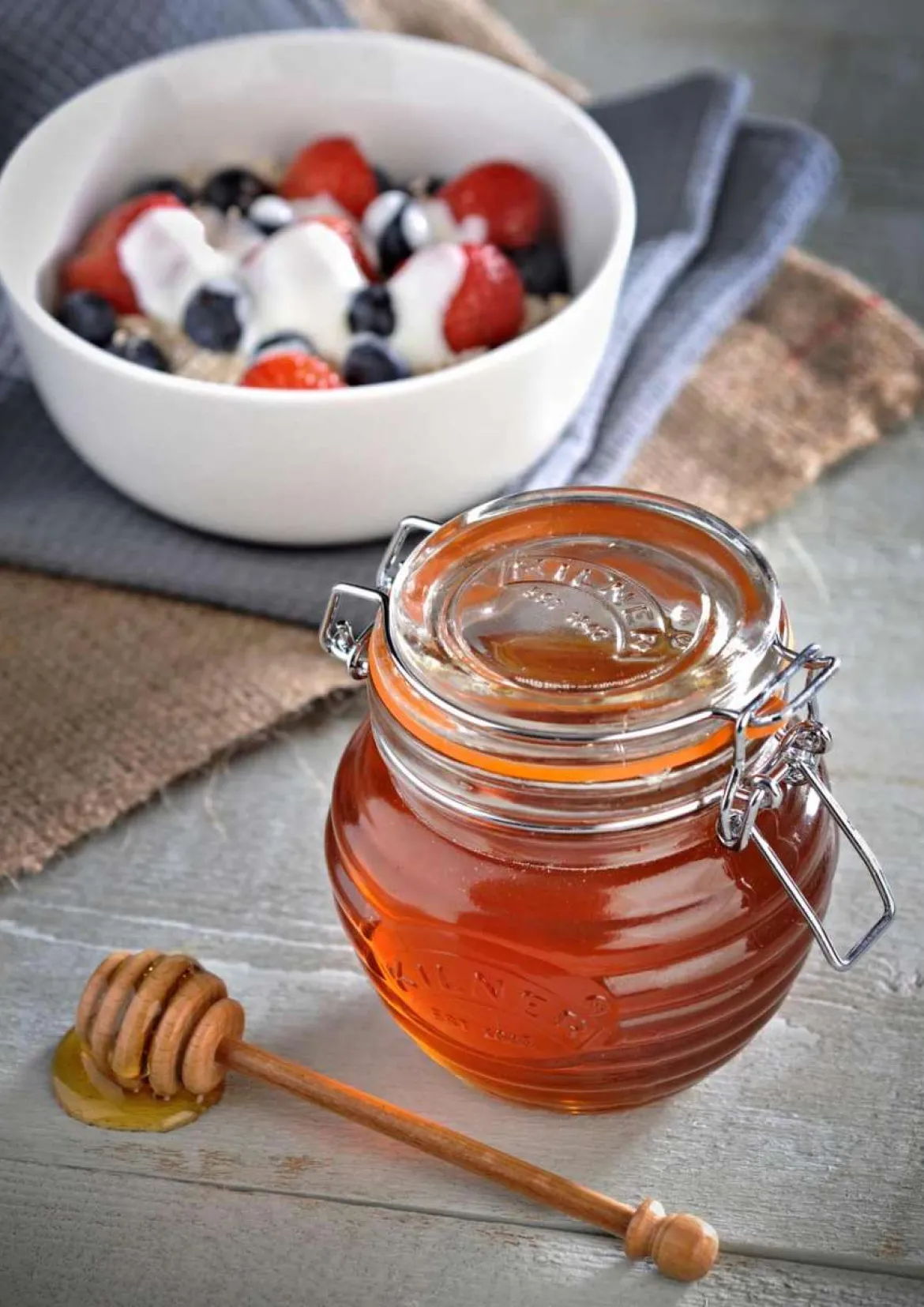 Kilner Honigglas mit Löffel aus Holz - Bienenstock Design