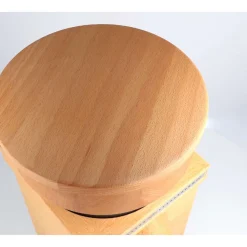 KoMo Fidibus Medium - kleine, starke Getreidemühle aus Buchenholz