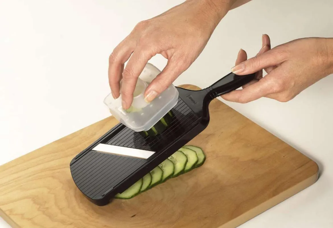 Kyocera Mandoline-Hobel mit verstellbarer Keramikklinge & Fingerschutz