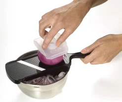 Kyocera Mandoline-Hobel mit verstellbarer Keramikklinge & Fingerschutz