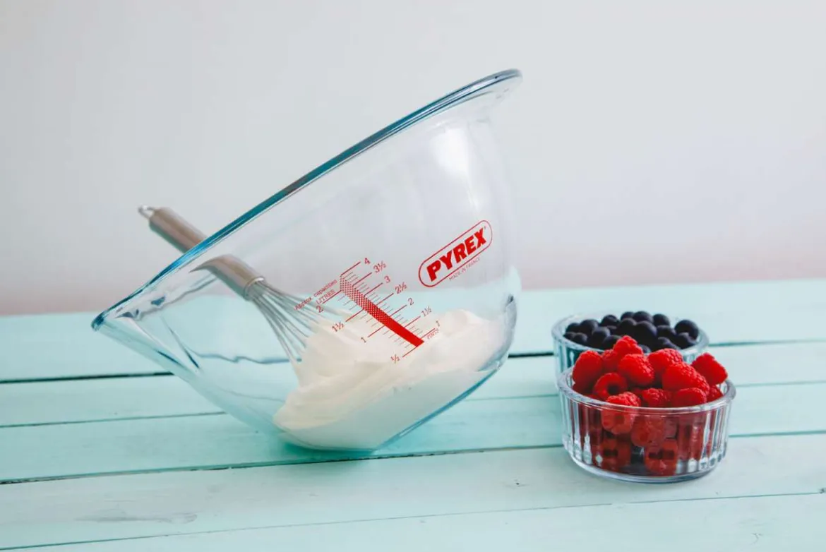 Pyrex Schüssel aus Borosilikatglas mit breiter Tülle & Griffrand