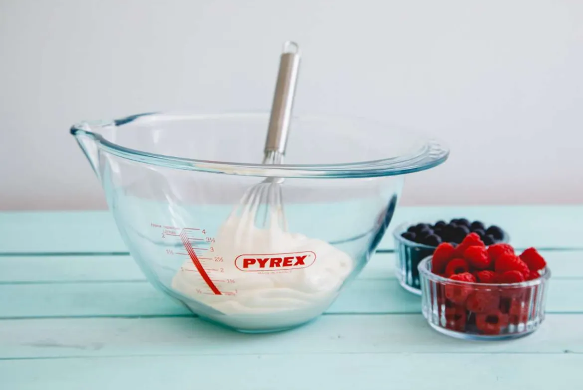 Pyrex Schüssel aus Borosilikatglas mit breiter Tülle & Griffrand