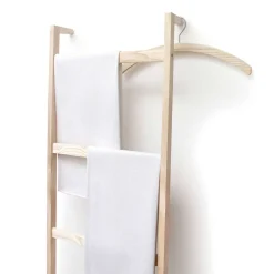 Wand Handtuchhalter Leo: Moderne Kleiderleiter aus Holz